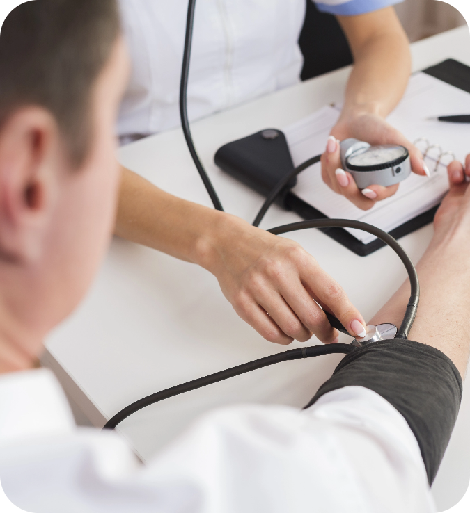 femme-medecin-mains-controle-patient