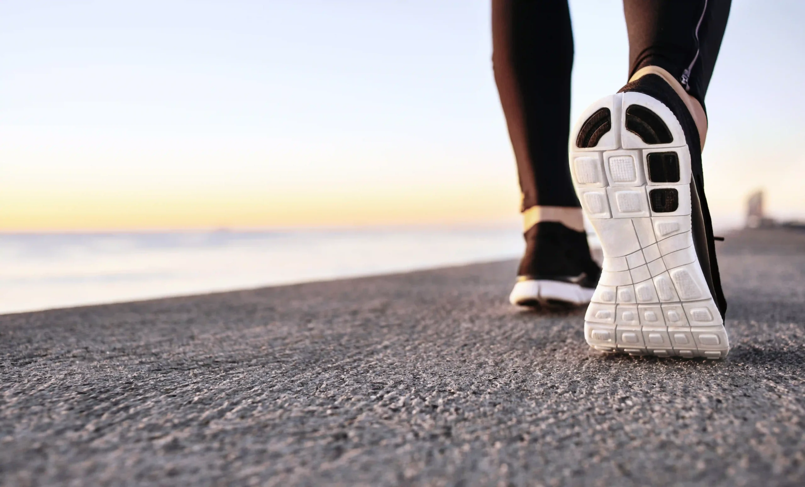 Une personne qui marche pour atteindre son objectif de 10 000 pas par jour